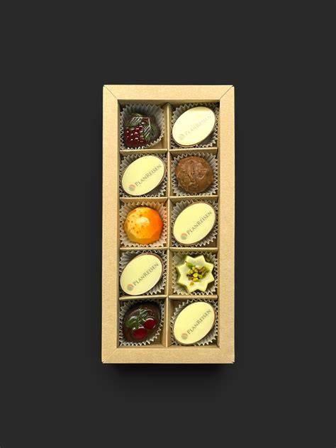 Stilleben: Geschenkschachtel mit Baileys-Plätzchen, Pralinen und Mini-Likörflasche