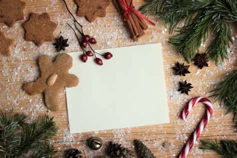 Stilleben: Lebkuchen auf einem Holzbrett mit Tannenzweigen