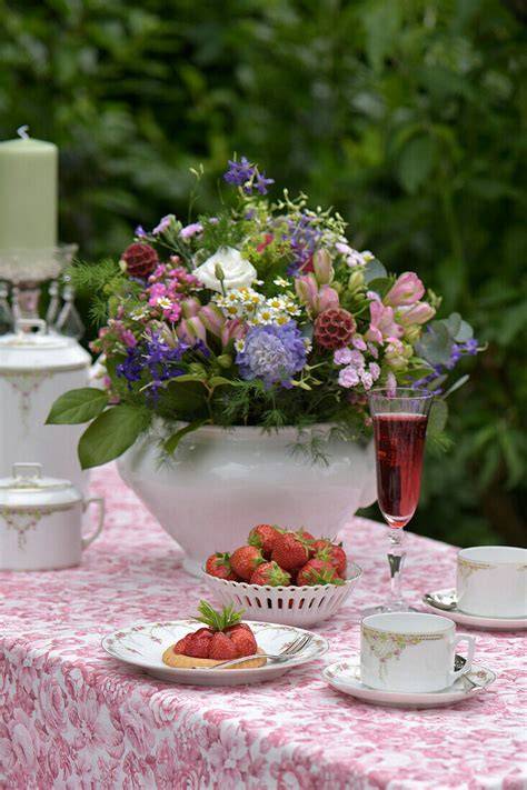 Stilvoll gedeckte Kaffeetafel mit Tortengedeck und Gabel
