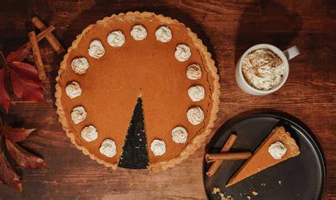 Stilvolle Anrichtung: Pumpkin Pie mit Sahne und Zimtrinde