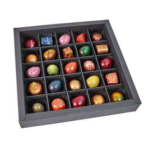 Stilvolle Geschenkverpackungen für Pralinen: Pralinenbox, bunte Kapseln, dekorative Schleifen