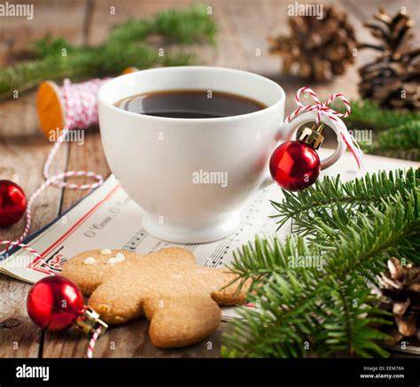 Stilvolles Weihnachts-Stilleben mit Flaschen Lebkuchensirup, Tasse Kaffee und Lebkuchen