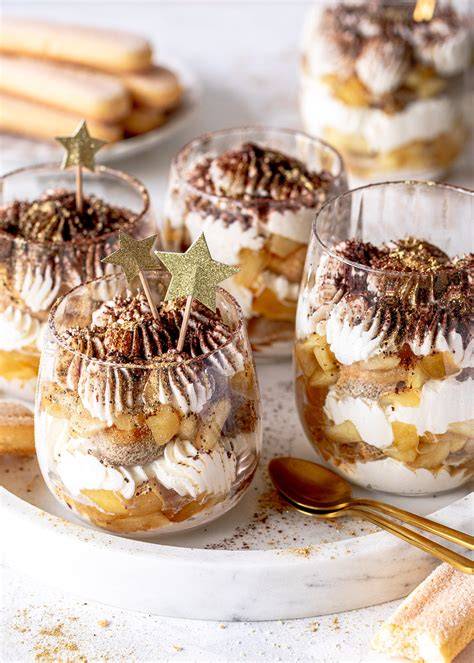 Stilvolles veganes Silvester-Dessert im Glas mit fruchtiger Deko