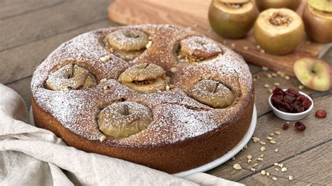 Stimmung: Winterliche Tafel mit Torte, Zimtsternen und Äpfeln