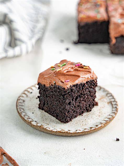 Stimmungsbild: Anschnitt eines saftigen veganen Schokokuchens (Wacky Cake)