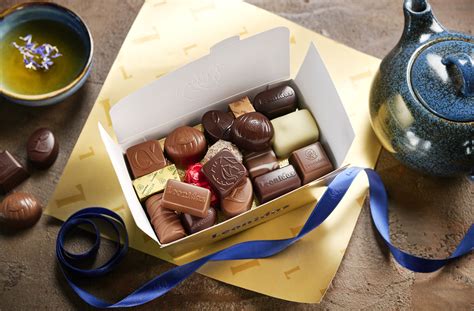 Stimmungsbild: Ballotin-Geschenkbox mit assortierten Neuhaus-Pralinen