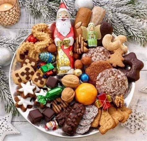 Stimmungsbild: Bunter Teller mit drei glutenfreien Schoko-Plätzchen-Varianten