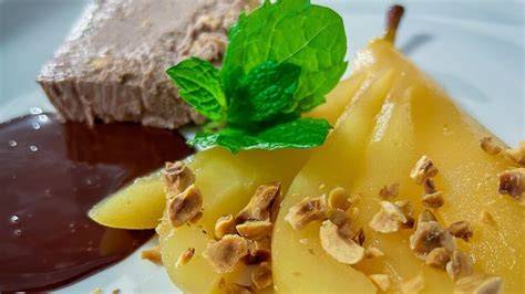 Stimmungsbild: Festliches Dessertbuffet mit pochierten Birnen-Varianten