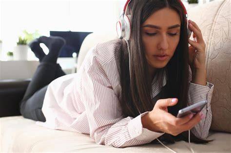 Stimmungsbild: Frau hört Soundtrack mit Kopfhörern