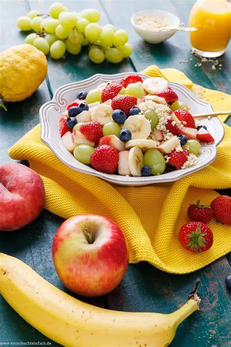 Stimmungsbild: Frischer, sommerlicher Hefe-Quark-Obstkuchen auf einer großen Tafel