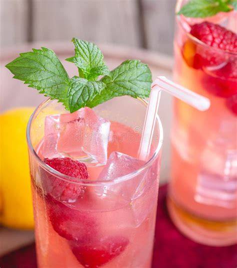 Stimmungsbild: Frischer Ingwer-Zitrone-Honig-Drink im Glas