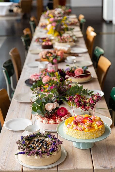Stimmungsbild: Kaffeetafel mit Mohn-Schmand-Kuchen, Kanne und Blumen