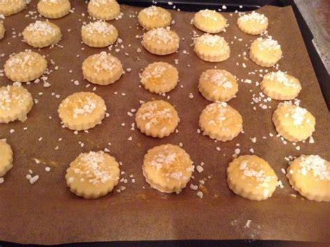 Stimmungsbild: Plätzchenteller mit Hefeplätzchen, Kipferln und Puddingbrezeln