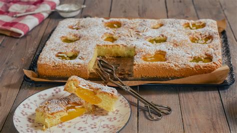 Stimmungsbild: Sonntägliches Backen - Blechkuchen frisch aus dem Ofen
