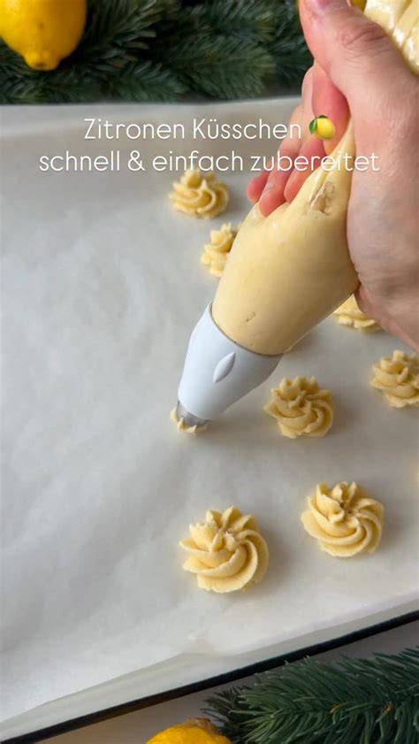 Stimmungsbild: Zitronenplätzchen als eingeschneite Tannenbäume mit feinem weißen Guss