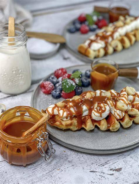 Stimmungsbild: goldbraune Butter-Karamell-Waffeln mit Salzkaramell und Sahne