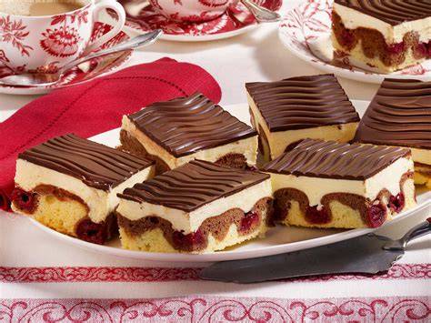 Stimmungsfoto: Donauwelle mit Marzipan, serviert zum Kaffeeklatsch