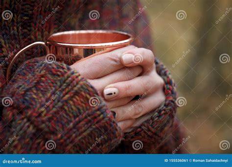 Stimmungsfoto: Herbstliche Szene mit Tee, Strickpulli und Milchreisglas
