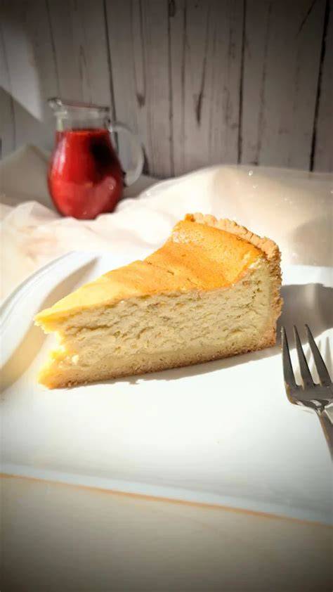 Stimmungsfoto: Oma serviert Käsekuchen, nostalgische Geschirrdekoration