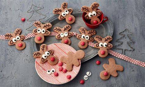 Stimmungsfoto: Weihnachtstisch, Lichterkette, Rentier-Plätzchen und Kakao