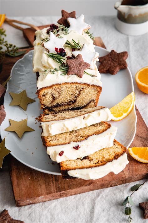 Stimmungsvoll gedeckter Wintertisch mit Zimtkuchen und Orangen