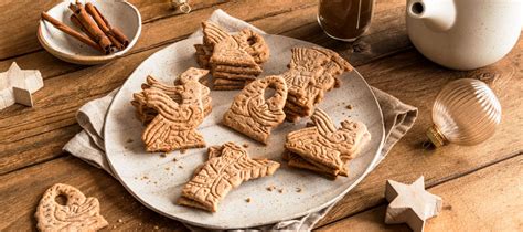 Stimmungsvolle Advents-Szene mit Spekulatius, Zimtstangen und Käsekuchen-Muffins