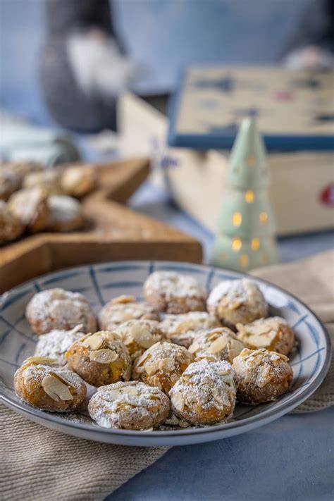 Stimmungsvolle Adventsszene mit Marzipan, Mandeln und Backzutaten