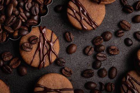 Stimmungsvolle Aufnahme: Kaffeekekse, Kakao und Plätzchen auf einem Tisch arrangiert
