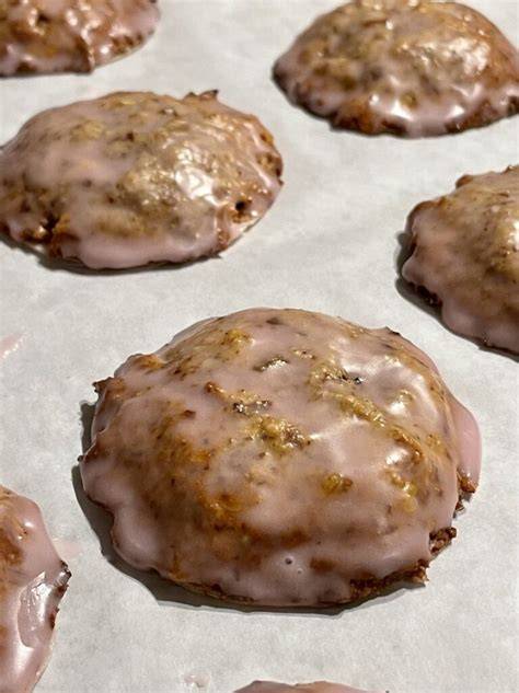 Stimmungsvolle Aufnahme: Orangen, Marzipan, Lebkuchen und Gewürze auf Holzbrett