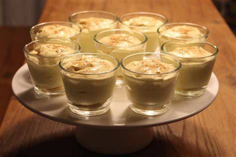 Stimmungsvolle Desserttafel mit Eisklassikern und Crème-Desserts