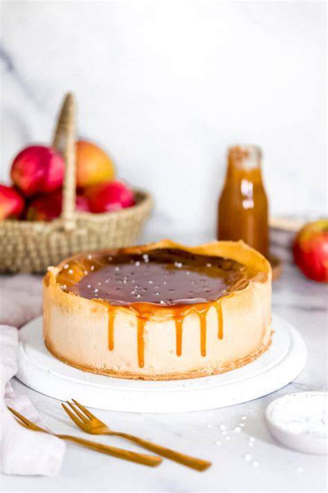 Stimmungsvolle Herbstszene mit Apfel-Käsekuchen und Salzkaramell