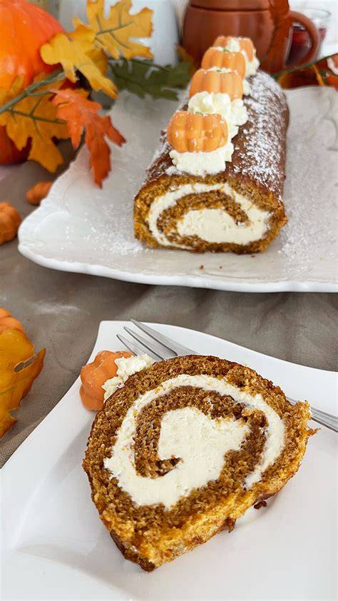 Stimmungsvolle Herbstszene mit Kürbis-Biskuitrolle auf einer Kaffeetafel