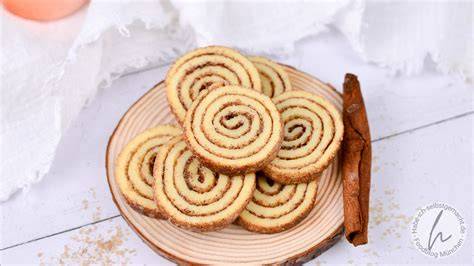 Stimmungsvolle Nahaufnahme: Zimtkekse und Zimtschnecken-Kekse auf einem Blech mit Zimt-Zucker