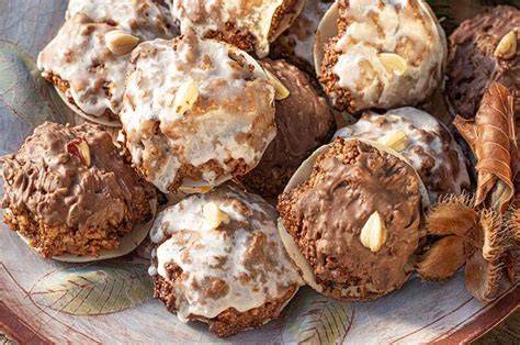 Stimmungsvolle Nahaufnahme von Mini-Elisenlebkuchen in Geschenkbeuteln mit Siegelmarke