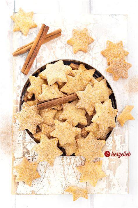 Stimmungsvolle Nahaufnahme von Rahmplätzchen mit Zimt-Zucker auf einem Teller