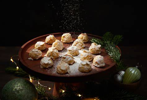 Stimmungsvolle Platte mit verschiedenen Marzipanplätzchen (Kugeln, Kissen, Doppeldecker, Ringe)