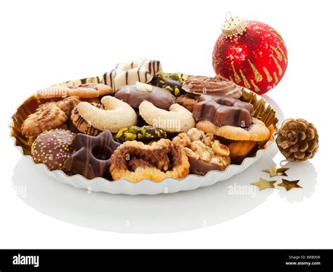 Stimmungsvolle Szene von Vanillekeksen auf einem Weihnachtsteller mit Dekoration