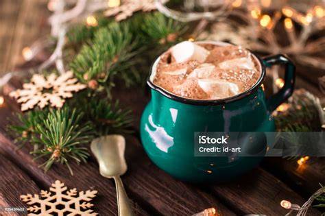 Stimmungsvolle Tasse heißer Kakao mit Sahnehaube und Marshmallows auf einem Holztisch