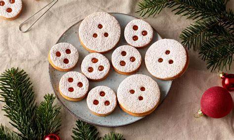 Stimmungsvolle Tiroler Adventsküche: Keksteller mit Vanillekipferln, Linzer Augen und Lebkuchen