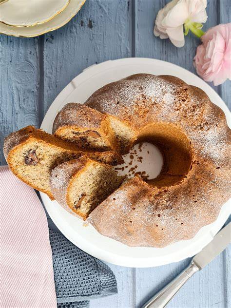 Stimmungsvolle Tiroler Kaffeetafel mit Nusskuchen, Gugelhupf und Zutaten