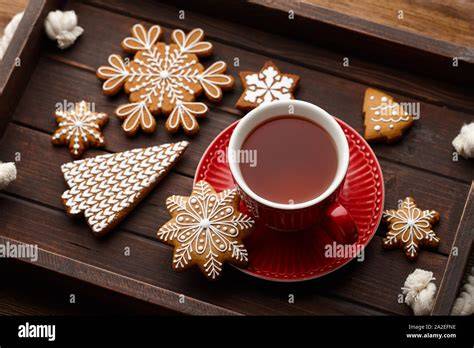 Stimmungsvolle Tiroler Winterlandschaft mit Lebkuchen und Tasse Tee