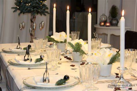 Stimmungsvolle Tischdekoration mit Rotweinbirnen-Dessert