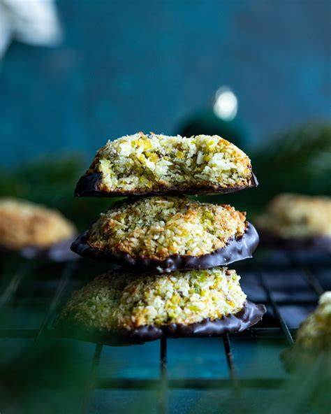 Stimmungsvolle Weihnachtsbäckerei: Makronen mit Nougatfüllung auf Backgitter