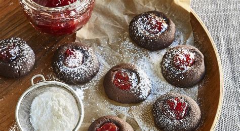 Stimmungsvolle Weihnachtsbäckerei: Zutaten und frisch gebackene Schmalzplätzchen mit Marmelade