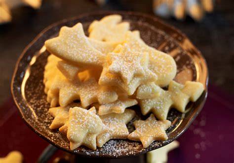 Stimmungsvolle Weihnachtsszene mit Backblech voller Kärntner Kekse