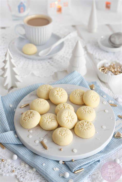 Stimmungsvolle Winter- und Backatmosphäre mit Schneeflöckchen-Plätzchen