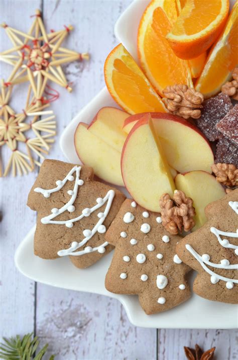 Stimmungsvolles Arrangement: Lebkuchen Orangen Torte mit weihnachtlicher Dekoration