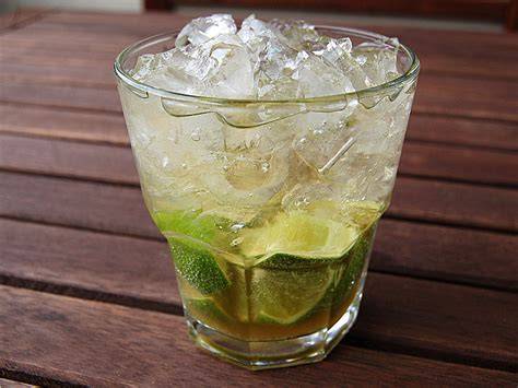 Stimmungsvolles Bild: Caipirinha und Virgin Caipi am Strand mit Limetten und Zucker