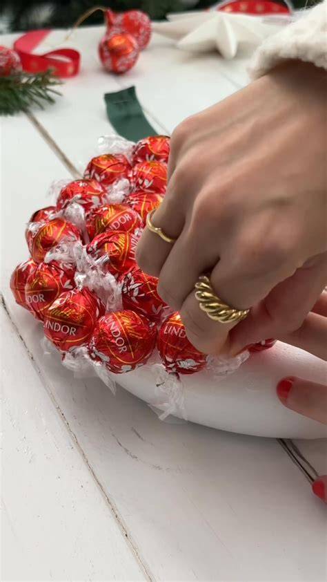 Stimmungsvolles Bild: Pralinen und Bastelmaterialien weihnachtlich arrangiert