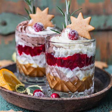Stimmungsvolles Dessert im Glas, geschichtet und winterlich dekoriert